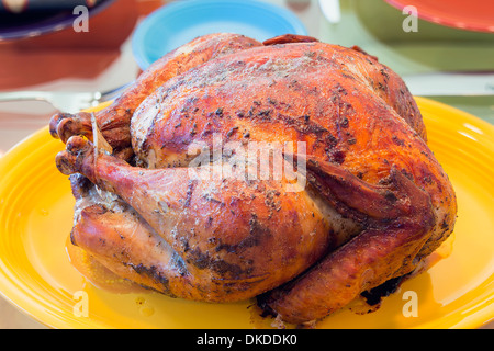 Gekochten Truthahn auf gelbe Platte zum Thanksgiving-Dinner Stockfoto