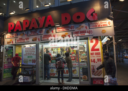 Papaya-Hund hat eine Reihe von Verkaufsstellen in Manhattan wie diese in 33rd St & 5th Avenue. Stockfoto