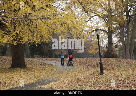 Junge Familie Spaziergang durch den Herbst Farben im Prospect Park, Brooklyn, NY. Stockfoto