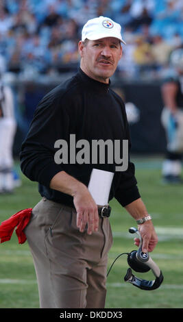 17. Dezember 2006; Charlotte, NC, USA; NFL-Football: Pittsburgh Steelers Head Coach BILL COWHER steht an der Seitenlinie, die Pittsburgh Steelers gegen die Carolina Panthers 3-37 wie sie bei der Bank of America Stadium in der Innenstadt von Charlotte gespielt. Obligatorische Credit: Foto von Jason Moore/ZUMA Press. (©) Copyright 2006 von Jason Moore Stockfoto