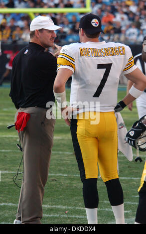 17. Dezember 2006; Charlotte, NC, USA; NFL-Football: Pittsburgh Steelers-Quarterback #7 BEN ROETHLISBERGER spricht mit Steelers Head Coach BILL COWHER, während die Pittsburgh Steelers den Carolina Panthers 3-37 zu schlagen, wie sie bei der Bank of America Stadium in der Innenstadt von Charlotte gespielt. Obligatorische Credit: Foto von Jason Moore/ZUMA Press. (©) Copyright 2006 von Jason Moore Stockfoto