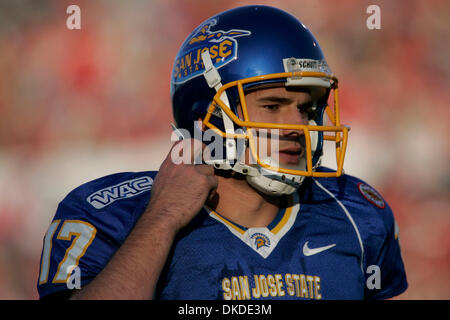 23. Dezember 2006; Albuquerque, NM, USA; San Jose State quarterback ADAM TAFRALIS Köpfe für die Umkleidekabine zur Halbzeit. Tafralis warf drei Touchdowns während San Jose Sieg, 20-12, über New Mexico die erste New Mexico-Schüssel, Samstag, 23. Dezember 2006. Obligatorische Credit: Foto von Toby Jorrin/ZUMA Press. (©) Copyright 2006 by Toby Jorrin Stockfoto