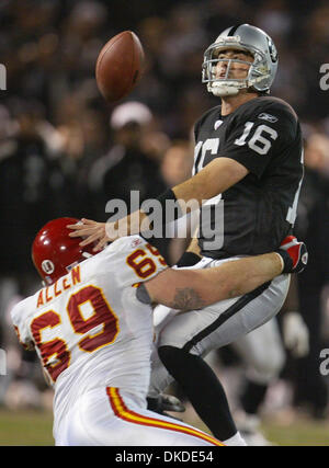 23. Dezember 2006; Oakland, Kalifornien, USA; Oakland Raiders ANDREW WALTERS befummelt den Ball, nachdem er von Kansas City Chiefs JARED ALLEN im zweiten Quartal bei McAfee Coliseum auf Samstag, 23. Dezember 2006 getroffen. Obligatorische Credit: Foto von Sean Connelley/Oakland Tribune/ZUMA Press. (©) Copyright 2006 von Oakland Tribune Stockfoto