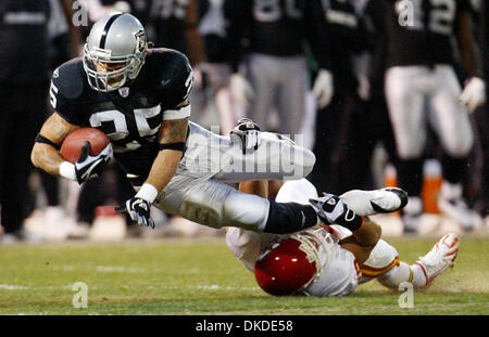 23. Dezember 2006; Oakland, Kalifornien, USA; Oakland Raiders JUSTIN FARGAS ist von Kansas City Chiefs SAMMY Ritter im ersten Quartal bei McAfee Coliseum auf Samstag, 23. Dezember 2006 in Angriff genommen. Obligatorische Credit: Foto von Sean Connelley/Oakland Tribune/ZUMA Press. (©) Copyright 2006 von Oakland Tribune Stockfoto