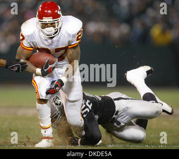 23. Dezember 2006; Oakland, Kalifornien, USA; Oakland Raiders DERRICK BURGESS befasst sich mit Kansas City Chiefs LARRY JOHNSON im dritten Quartal bei McAfee Coliseum auf Samstag, 23. Dezember 2006. Obligatorische Credit: Foto von Sean Connelley/Oakland Tribune/ZUMA Press. (©) Copyright 2006 von Oakland Tribune Stockfoto