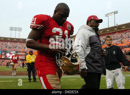 23. Dezember 2006; Oakland, Kalifornien, USA; Vierzig Niners Runningback FRANK GORE verstauen seine Handschuhe als er leitet für den Umkleideraum (#43) nach ihrem Spiel gegen die Arizona Cardinals im Monster Park in San Francisco, Kalifornien Sonntag, 24. Dezember 2006. Die Cardinals geschlagen die 49ers 26-20.  Obligatorische Credit: Foto von Kristopher Skinner/Contra Costa Times / ZUMA Press. (©) Copyright 2006 von Stockfoto