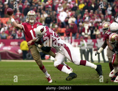 23. Dezember 2006; Oakland, Kalifornien, USA; San Francisco 49ers Quarterback ALEX SMITH (#11) Treffers eines von Arizonas CHRIS COOPER (#93) wie er dem Ball für einen unvollständigen Pass in der zweiten Hälfte ihr Spiel gegen die Arizona Cardinals im Monster Park in San Francisco, Kalifornien Sonntag, 24. Dezember 2006 wirft. Die Cardinals geschlagen die 49ers 26-20 obligatorische Credit: Foto von Kristopher Skin Stockfoto