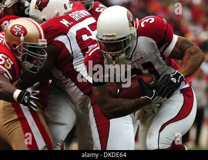 23. Dezember 2006; Oakland, Kalifornien, USA; Arizona Cardinals Runningback MARCEL SHIPP (#31) folgt seinem Blocker um einen Touchdown im ersten Halbjahr ihr Spiel gegen die San Francisco 49ers bei Monster Park in San Francisco, Kalifornien Sonntag, 24. Dezember 2006 zu erzielen. Die Cardinals geschlagen die 49ers 26-20. Obligatorische Credit: Foto von Kristopher Skinner/Contra Costa Times / ZUMA Press. (©) Copyrig Stockfoto