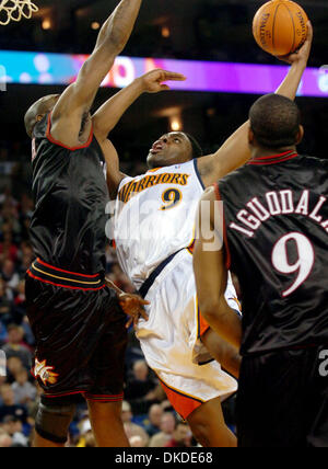 26. Dezember 2006; Oakland, Kalifornien, USA; IKE DIOGU von the Golden Staaten Warriors Partituren auf JOE SMITH von den Philadelphia 76ers Dienstag, 26. Dezember 2006 in Oakland, Kalifornien  ANDRE IGUODALA Uhren. Obligatorische Credit: Foto von Karl Mondon/Contra Costa Times / ZUMA Press. (©) Copyright 2006 von Contra Costa Times Stockfoto