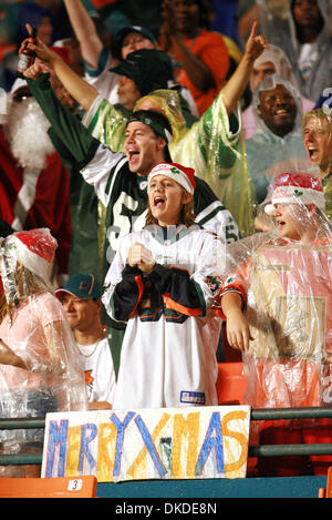 25. Dezember 2006; Miami Gardens, FL, USA; Fans genießen die Eröffnung Kickoff im Regen von den Delphinen Jets Spiel Monday Night. Obligatorische Credit: Foto von Richard Graulich/Palm Beach Post/ZUMA Press. (©) Copyright 2006 von Palm Beach Post Stockfoto