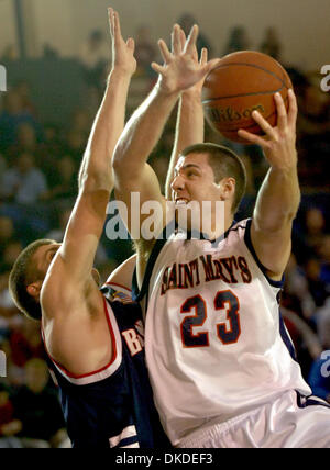 29. Dezember 2006; Walnut Creek, Kalifornien, USA; St. Marien Brett Collins über Belmont Mitte Boomer Herndon in der 1. Hälfte des Shamrock Classic am St. Marys College in Moraga punktet. Obligatorische Credit: Foto von Karl Mondon/Contra Costa Times /ZUMA Presse. (©) Copyright 2006 von Contra Costa Times Stockfoto