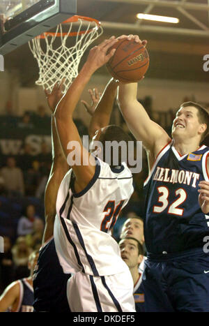 29. Dezember 2006; Walnut Creek, Kalifornien, USA; St. Mary's Diamon Simpson hat seinen Schuss von Belmont Boomer Herndon Freitag, 29. Dezember 2006 in den Shamrock Classic am St. Marys College in Moraga blockiert. Obligatorische Credit: Foto von Karl Mondon/Contra Costa Times /ZUMA Presse. (©) Copyright 2006 von Contra Costa Times Stockfoto