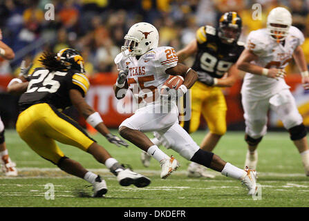 30. Dezember 2006; San Antonio, TX, USA; NCAA Football: Longhorns Jamaal Charles versucht zu laufen um Iowa Hawkeyes Marcus Pascha (25) im 4. Quartal 2006 Alamo Bowl an der Alamodome am Samstag. Obligatorische Credit: Foto von Edward A. Ornelas/San Antonio Express-News/ZUMA Press. (©) Copyright 2006 von San Antonio Express-News Stockfoto