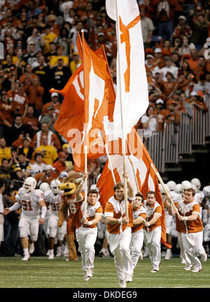 30. Dezember 2006; San Antonio, TX, USA; NCAA Football: The Texas Longhorns sind auf das Alamodome Feld vor ihrem Alamo Bowl-Spiel gegen Iowa am Samstag führte. Obligatorische Credit: Foto von William Luther/San Antonio Express-News/ZUMA Press. (©) Copyright 2006 von San Antonio Express-News Stockfoto