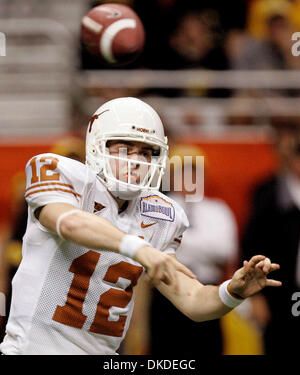 30. Dezember 2006; San Antonio, TX, USA; NCAA Football: Texas Quarterback Colt McCoy durchläuft, während im zweiten Quartal Alamo Bowl Aktion in San Antonio am Samstag. Obligatorische Credit: Foto von William Luther/San Antonio Express-News/ZUMA Press. (©) Copyright 2006 von San Antonio Express-News Stockfoto