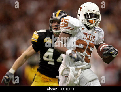 30. Dezember 2006; San Antonio, TX, USA; NCAA Football: Texas laufenden Stau Jamaal Charles (25) entzieht sich Mike Humpal von Iowa um einen dritten Quartal Touchdown während der Alamo-Bogen am Samstag.  Obligatorische Credit: Foto von William Luther/San Antonio Express-News/ZUMA Press. (©) Copyright 2006 von San Antonio Express-News Stockfoto