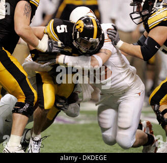 30. Dezember 2006; San Antonio, TX, USA; NCAA Football: Iowa Quarterback Drew Tate (5) ist im dritten Quartal des Alamo Bowl am Samstag von Texas defensive Tackle Roy Miller (99) geplündert. Obligatorische Credit: Foto von William Luther/San Antonio Express-News/ZUMA Press. (©) Copyright 2006 von San Antonio Express-News Stockfoto