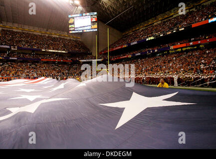 30. Dezember 2006; San Antonio, TX, USA; NCAA Football: Eine große "Old Glory" ziert das Alamodome Feld vor dem Alamo Bowl-Spiel zwischen Iowa und Texas in San Antonio am Samstag. Obligatorische Credit: Foto von William Luther/San Antonio Express-News/ZUMA Press. (©) Copyright 2006 von San Antonio Express-News Stockfoto