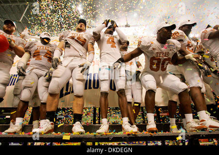 30. Dezember 2006; San Antonio, TX, USA; NCAA Football: Mitglieder der Texas Longhorns-Fußball-Nationalmannschaft nach ihrem 26-24 Sieg über Iowa in der Schale der Alamo in San Antonio am Samstag feiern. Obligatorische Credit: Foto von William Luther/San Antonio Express-News/ZUMA Press. (©) Copyright 2006 von San Antonio Express-News Stockfoto