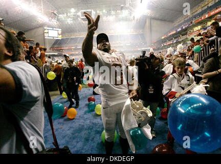 30. Dezember 2006; San Antonio, TX, USA; NCAA Football: Quan Cosby von Texas grüßt Fans, nachdem seine Longhorns Iowa in der Alamo Bowl am Samstag besiegte. Obligatorische Credit: Foto von William Luther/San Antonio Express-News/ZUMA Press. (©) Copyright 2006 von San Antonio Express-News Stockfoto