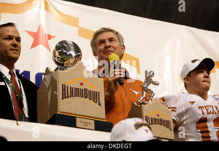 30. Dezember 2006; San Antonio, TX, USA; NCAA Football: Texas Trainer Mack Brown spricht nach seinem Longhorns besiegt Iowa in der Alamo Bowl auf Samstag, 30. Dezember 2006. Quarterback Colt McCoy ist auf der rechten Seite. Obligatorische Credit: Foto von William Luther/San Antonio Express-News/ZUMA Press. (©) Copyright 2006 von San Antonio Express-News Stockfoto