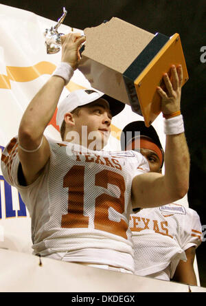 30. Dezember 2006; San Antonio, TX, USA; NCAA Football: Texas Quarterback Colt McCoy zeigt die Offensive-Player-of-the-Game-Trophy, nachdem sein Team Iowa während der Alamo Bowl am Samstag besiegte obligatorisch Credit: Foto von William Luther/San Antonio Express-News/ZUMA Press. (©) Copyright 2006 von San Antonio Express-News Stockfoto