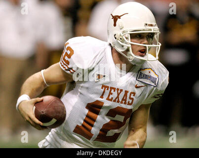 30. Dezember 2006; San Antonio, TX, USA; NCAA Football: Quarterback Colt McCoy läuft aus der Tasche im vierten Quartal Alamo Bowl Aktion in San Antonio am Samstag. Obligatorische Credit: Foto von William Luther/San Antonio Express-News/ZUMA Press. (©) Copyright 2006 von San Antonio Express-News Stockfoto