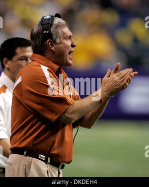 30. Dezember 2006; San Antonio, TX, USA; NCAA Football: Texas Cheftrainer Mack Brown bietet Ermutigung zu seinem Team während ihrer Alamo Bowl-Spiel gegen die Iowa in San Antonio am Samstag. Obligatorische Credit: Foto von William Luther/San Antonio Express-News/ZUMA Press. (©) Copyright 2006 von San Antonio Express-News Stockfoto