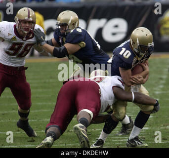 30. Dezember 2006; Charlotte, NC, USA; NCAA Football: Navy #10, die DAVID DAWSON in Angriff genommen wird, wie Boston College Navy 25-24 zu schlagen, wie Meineke Car Care Schüssel nahm Platz bei der Bank of America Stadium in der Innenstadt von Charlotte.  Obligatorische Credit: Foto von Jason Moore/ZUMA Press. (©) Copyright 2006 von Jason Moore Stockfoto