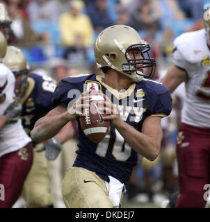 30. Dezember 2006; Charlotte, NC, USA; NCAA Football: Navy Quarterback #10 KAIPO-NOA KAHEAKU als Boston College schlagen Navy 25-24, wie Meineke Car Care Schüssel an die Bank of America Stadium in der Innenstadt von Charlotte stattfand. Obligatorische Credit: Foto von Jason Moore/ZUMA Press. (©) Copyright 2006 von Jason Moore Stockfoto