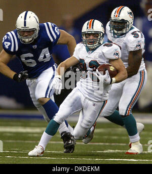 31. Dezember 2006; Indianapolis, IN, USA; Delphine Receiver WES WELKER kehrt zurück eine Kick-off in der zweiten Hälfte gegen die Colts im RCA Dome.  Obligatorische Credit: Foto von Damon Higgins/Palm Beach Post/ZUMA Press. (©) Copyright 2006 von Palm Beach Post Stockfoto