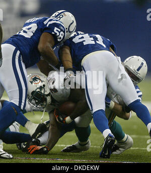 31. Dezember 2006; Indianapolis, IN, USA; Colts Verteidiger Stapeln auf Delfine Runningback RONNIE BROWN im RCA Dome.  Obligatorische Credit: Foto von Damon Higgins/Palm Beach Post/ZUMA Press. (©) Copyright 2006 von Palm Beach Post Stockfoto