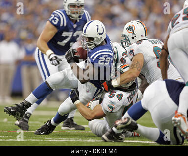 31. Dezember 2006; Indianapolis, IN, USA; Delphine ZACH THOMAS macht einen Zweikampf auf Colts RB JOSEPH ADDAI RCA Dome. Obligatorische Credit: Foto von Allen Eyestone/Palm Beach Post/ZUMA Press. (©) Copyright 2006 von Palm Beach Post Stockfoto