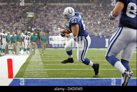 31. Dezember 2006; Indianapolis, IN, USA; Colts defensiv angehen DAN KLECKO Partituren auf einen Pass von PEYTON MANNING bei RCA Dome. Obligatorische Credit: Foto von Allen Eyestone/Palm Beach Post/ZUMA Press. (©) Copyright 2006 von Palm Beach Post Stockfoto