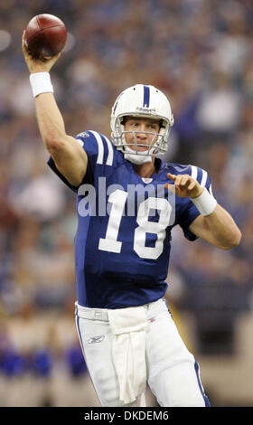 31. Dezember 2006; Indianapolis, IN, USA; Colts PEYTON MANNING Tropfen zurück zu DALLAS CLARK im RCA Dome übergeben. Obligatorische Credit: Foto von Allen Eyestone/Palm Beach Post/ZUMA Press. (©) Copyright 2006 von Palm Beach Post Stockfoto