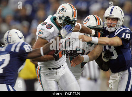 31. Dezember 2006; Indianapolis, IN, USA; Delphine JASON TAYLOR kehrt ein Fumble Recovery als Colts PEYTON MANNING, der Angriff im RCA Dome zu machen versucht. Obligatorische Credit: Foto von Allen Eyestone/Palm Beach Post/ZUMA Press. (©) Copyright 2006 von Palm Beach Post Stockfoto