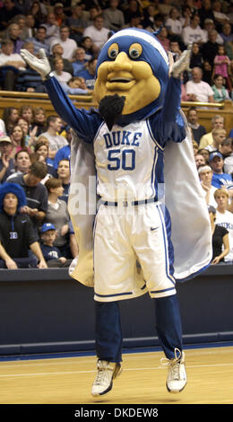 2. Januar 2007 schlagen - Durham, NC, USA - NCAA College Basketball Duke Blue Devils Maskottchen als Duke University Blue Devils Basketballmannschaft Temple University Eulen 73 55, wie sie bei Cameron Indoor Stadium befindet sich auf dem Campus der Duke University in Durham gespielt. Stockfoto