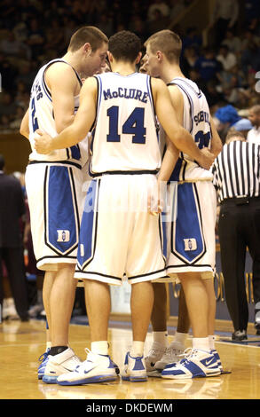 2. Januar 2007 - Durham, NC, USA - NCAA College Basketball Duke Blue Devils Huddle als Duke University Blue Devils Basketballmannschaft Temple University Eulen 73 55 schlagen, wie sie bei Cameron Indoor Stadium befindet sich auf dem Campus der Duke University in Durham gespielt. Stockfoto