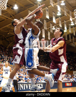 2. Januar 2007 schlagen - Durham, NC, USA - NCAA College Basketball The Duke University Blue Devils Basketballmannschaft Temple University Eulen 73 55, wie sie bei Cameron Indoor Stadium befindet sich auf dem Campus der Duke University in Durham gespielt. Stockfoto