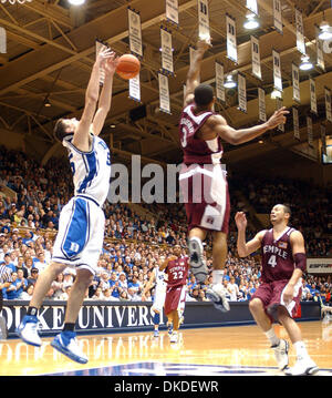 2. Januar 2007 schlagen - Durham, NC, USA - NCAA College Basketball The Duke University Blue Devils Basketballmannschaft Temple University Eulen 73 55, wie sie bei Cameron Indoor Stadium befindet sich auf dem Campus der Duke University in Durham gespielt. Stockfoto