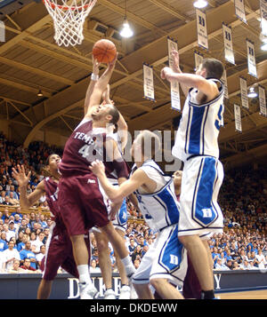 2. Januar 2007 schlagen - Durham, NC, USA - NCAA College Basketball The Duke University Blue Devils Basketballmannschaft Temple University Eulen 73 55, wie sie bei Cameron Indoor Stadium befindet sich auf dem Campus der Duke University in Durham gespielt. Stockfoto