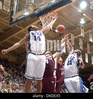 2. Januar 2007 schlagen - Durham, NC, USA - NCAA College Basketball The Duke University Blue Devils Basketballmannschaft Temple University Eulen 73 55, wie sie bei Cameron Indoor Stadium befindet sich auf dem Campus der Duke University in Durham gespielt. Stockfoto