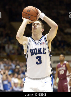 2. Januar 2007 - schlagen Durham, NC, USA - NCAA College Basketball Duke Blue Devils #3 GREG PAULUS als Duke University Blue Devils Basketballmannschaft Temple University Eulen 73 55, wie sie bei Cameron Indoor Stadium befindet sich auf dem Campus der Duke University in Durham gespielt. Stockfoto