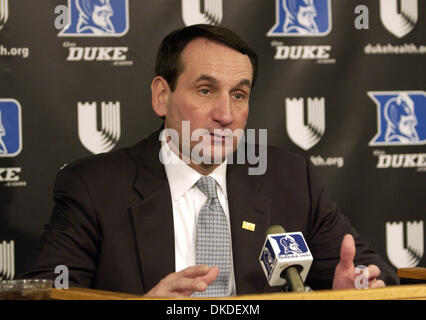 2. Januar 2007 spricht - Durham, NC, USA - NCAA College Basketball legendäre Duke University Head Coach MIKE KRZYZEWSKI mit den Medien, wie Duke University Blue Devils Basketballmannschaft Temple University Eulen 73-55 zu schlagen, wie sie bei Cameron Indoor Stadium befindet sich auf dem Campus der Duke University in Durham gespielt. Stockfoto