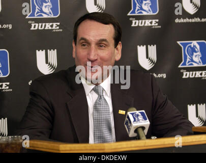 2. Januar 2007 spricht - Durham, NC, USA - NCAA College Basketball legendäre Duke University Head Coach MIKE KRZYZEWSKI mit den Medien, wie Duke University Blue Devils Basketballmannschaft Temple University Eulen 73-55 zu schlagen, wie sie bei Cameron Indoor Stadium befindet sich auf dem Campus der Duke University in Durham gespielt. Stockfoto