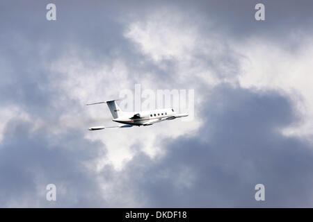 3. Januar 2007 - Davie, FL, USA - ehemalige Miami Dolphins Cheftrainer Nick Saban für die University of Alabama coaching Job in einem Privatjet auf dem Opa-Locka Flughafen Mittwoch Nachmittag fährt. Stockfoto
