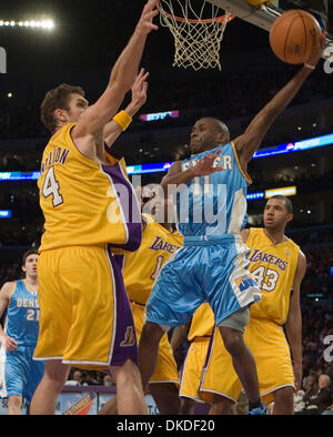 5. Januar 2007; Los Angeles, Kalifornien, USA; Denver Nuggets (11) ruft EARL BOYKINS Rebound-Ageints die Los Angeles Lakers in der ersten Hälfte des Spiels im Staples Center in Los Angeles Kalifornien. Obligatorische Credit: Foto von Armando Arorizo/ZUMA Press. (©) Copyright 2007 von Armando Arorizo Stockfoto