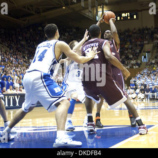 6. Januar 2007 - Durham, NC, USA - NCAA College-Basketball. Virginia Tech Hokies schlagen die Duke Blue Devils 69-67 in einer Überstunden, als sie Cameron Indoor Stadium befindet sich in der Campus spielten der Duke University in Durham. Stockfoto