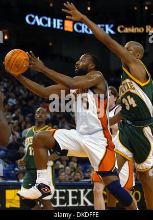 6. Januar 2007 - steigt Oakland, CA, USA - Golden State Warriors BARON DAVIS, #5, für den Schuss gegen die Seattle SuperSonics RAY ALLEN, #34, im 2. Quartal ihres Spiels auf Samstag, 6. Januar 2007 in der Oracle Arena in Oakland. Stockfoto