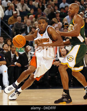 6. Januar 2007 - fährt Oakland, CA, USA - Golden State Warriors KELENNA AZUBUIKE, #7, vorbei Seattle SuperSonics RAY ALLEN, #34 im 1. Quartal ihres Spiels auf Samstag, 6. Januar 2007 in der Oracle Arena in Oakland. Stockfoto
